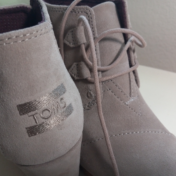 NEW TOMS SHOES - Picture 4 of 10